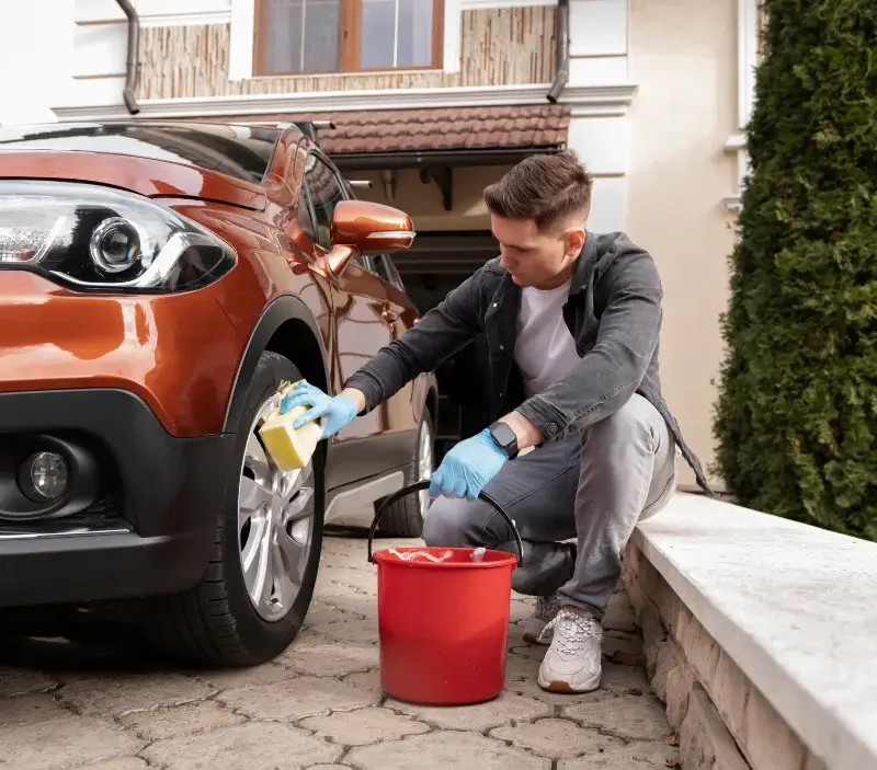 Lavage auto à domicile Congis-sur-Thérouanne : professionnel intervenant sur un véhicule